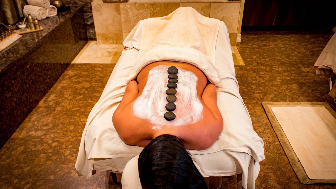 Hot-Stone-Massage - eine der Massageangebote