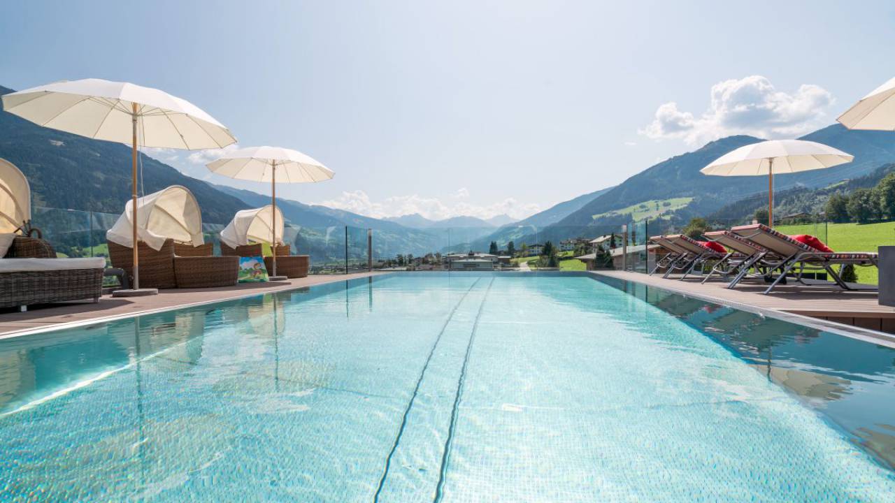 Pool des Wellness-Kinderhotels alpina zillertal in Österreich
