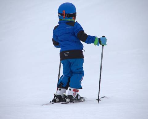 Kind beim Skifahren in der Skischule