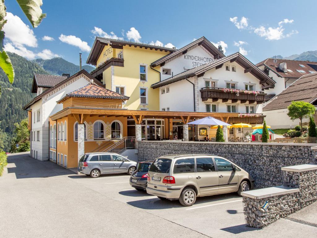 kinderhotel-sailer-und-kinderhotel-stefan-in-wenns-familienhotels-de