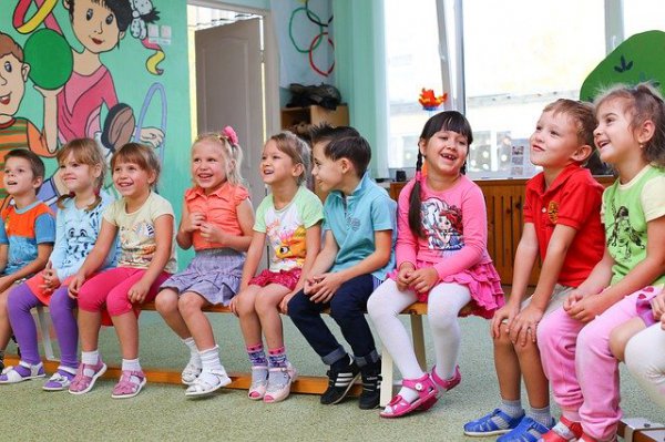 Kinder bei der Kinderbetreuung in einem Kinderhotel Österreich