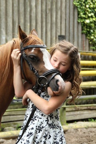 Mädchen mit Pferd im Reiturlaub in Österreich