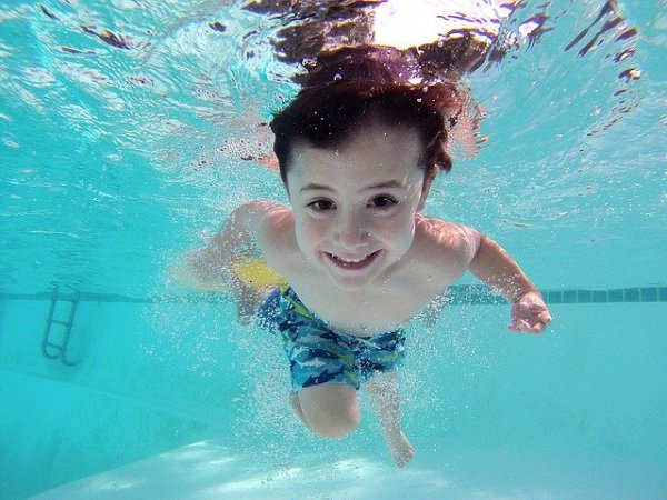 Kind im Schwimmbad eines Familienhotels