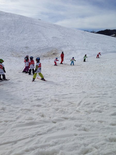 Skischule eines Kinderhotels in Österreich