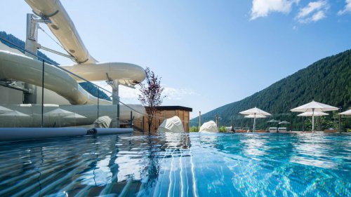 Outdoorpool mit Wasserrutsche im Familotel Huber, Südtirol