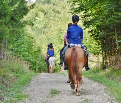 Mädchen mit Pferd im Reiturlaub in Südtirol