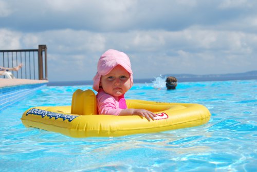Kind im Schwimmbad eines Familienhotels in Südtirol