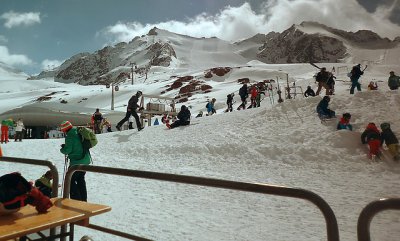 Skischule eines Kinderhotels in Italien