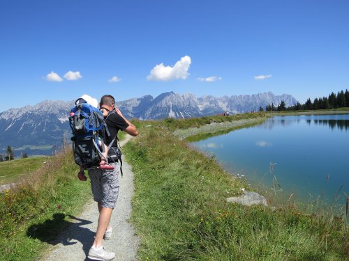 Babyurlaub in Tirol mit Rückentrage