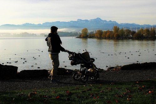 Familie mit Kinderwagen im Familienurlaub am Bodensee