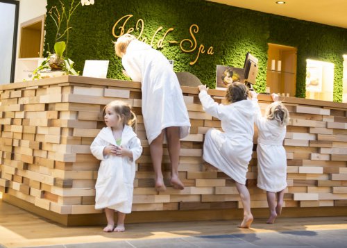 Familie mit Kind in der Sauna eines Familien-Wellness-Hotels